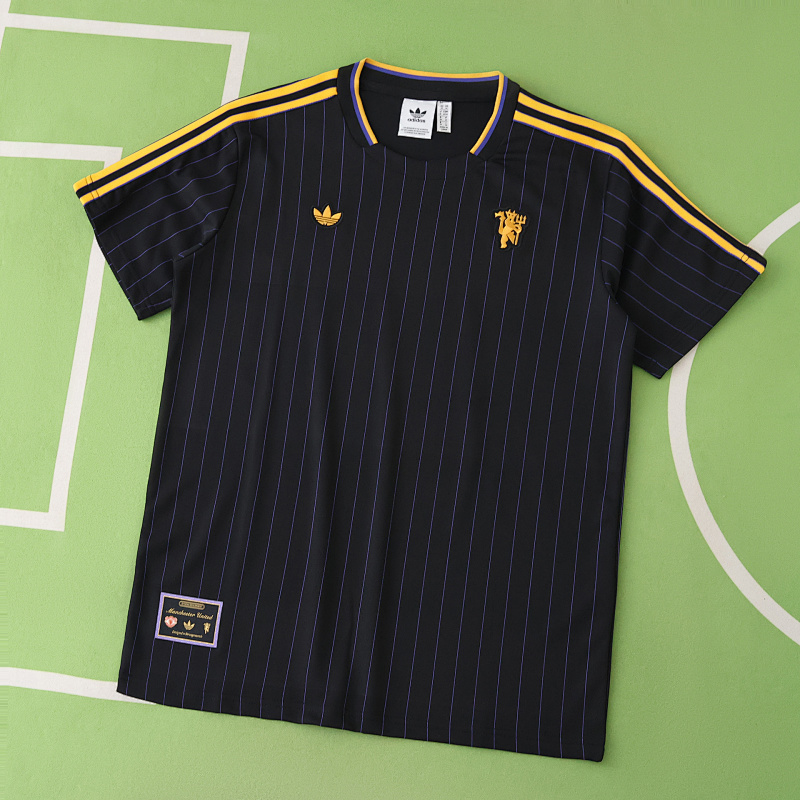 Manchester United F.C. Training Shirt Retro Fan Version