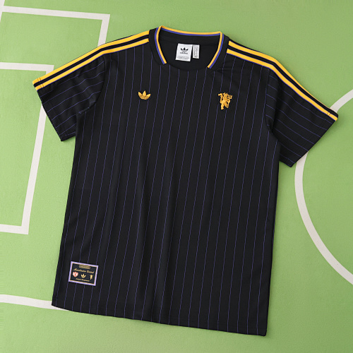 Manchester United F.C. Training Shirt Retro Fan Version
