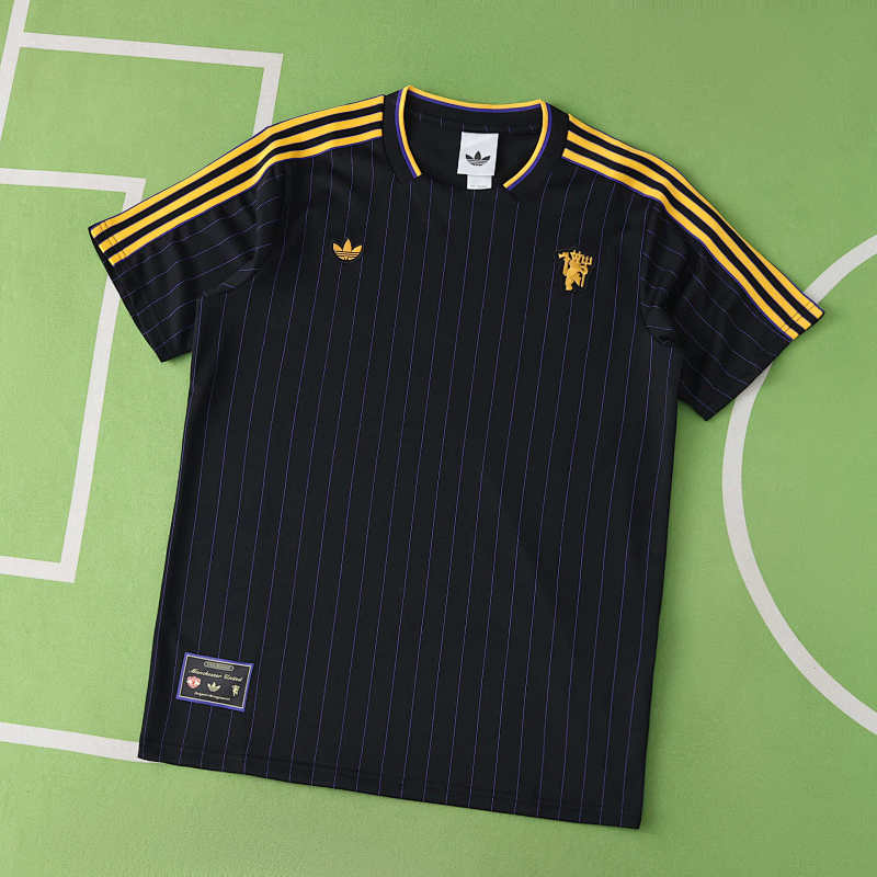 Manchester United F.C. Concept Version Retro T-shirt