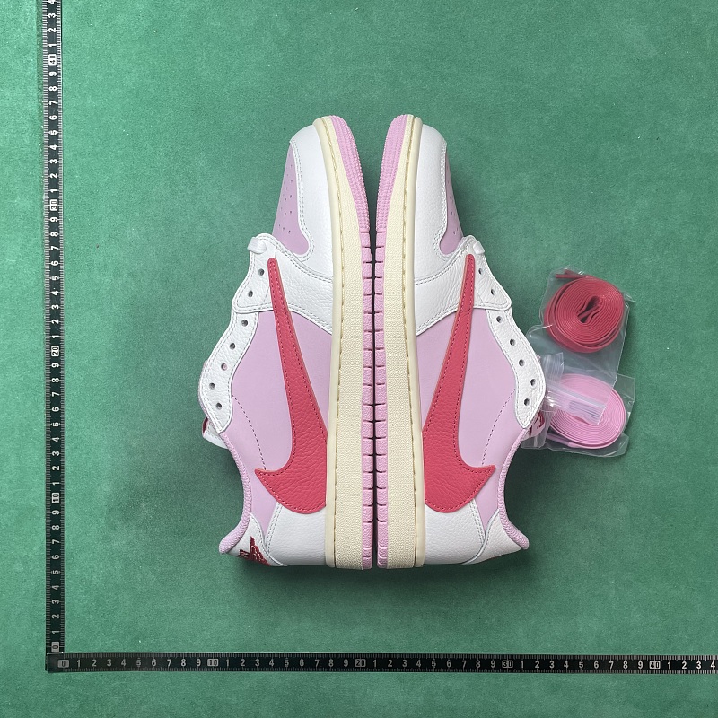 N Travis Scott X Jordan Air Jordan 1 Low OG ZL 1.4