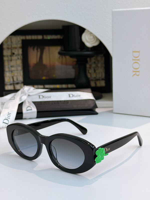 Dior Clover B1F Size 54-19-140 BG