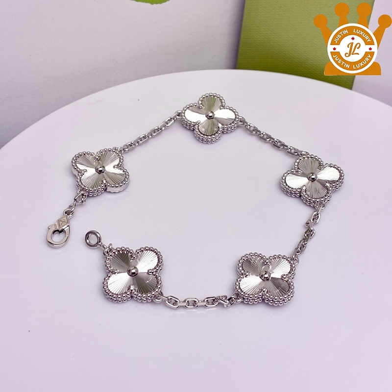 Van Cleef & Arpels Click On Chat Via