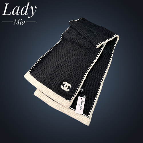 Small C-trimmed Knitted Long Scarf