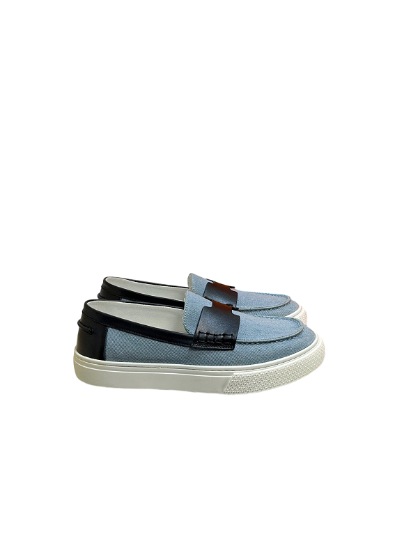 Leisure And Happiness Stepping On Shoes With One FootItem ID