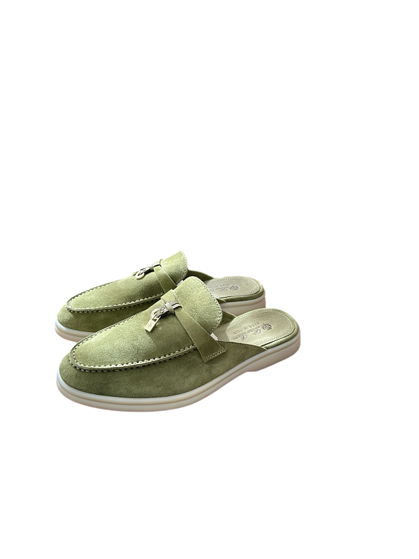 Classic Summer Charms Walk Mocatin Half DragItem ID