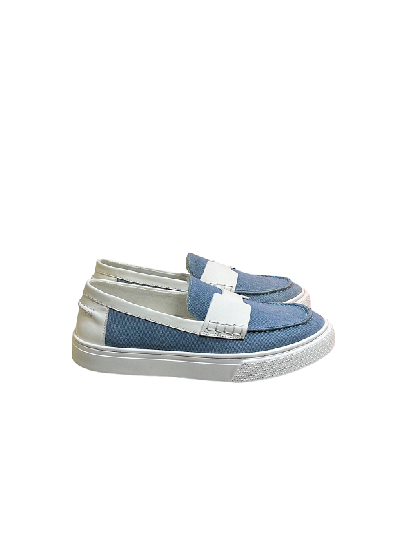 Leisure And Happiness Stepping On Shoes With One FootItem ID