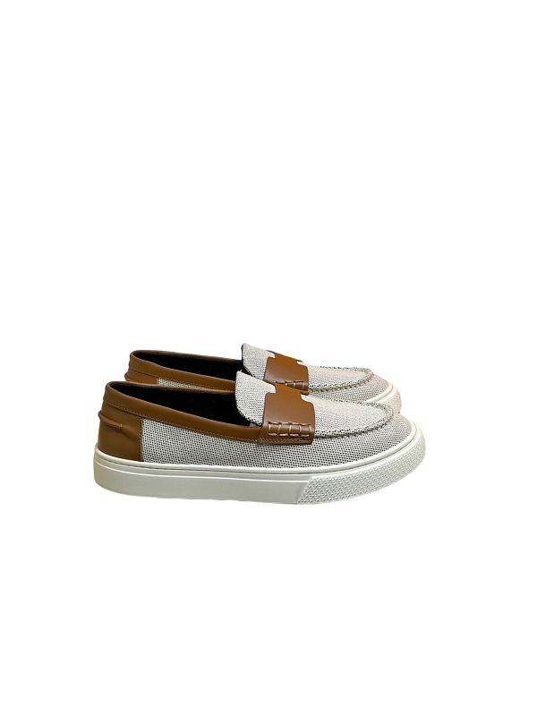 Leisure And Happiness Stepping On Shoes With One FootItem ID