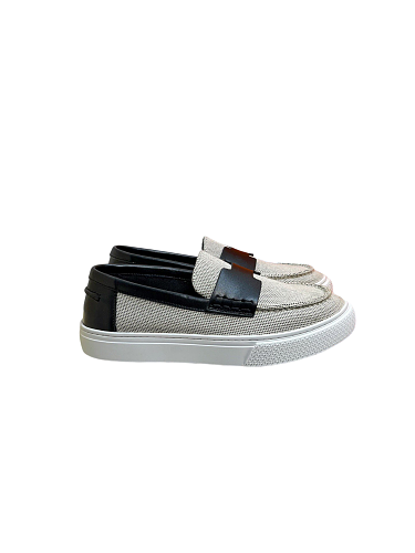 Leisure And Happiness Stepping On Shoes With One FootItem ID