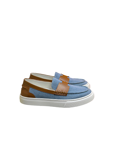 Leisure And Happiness Stepping On Shoes With One FootItem ID