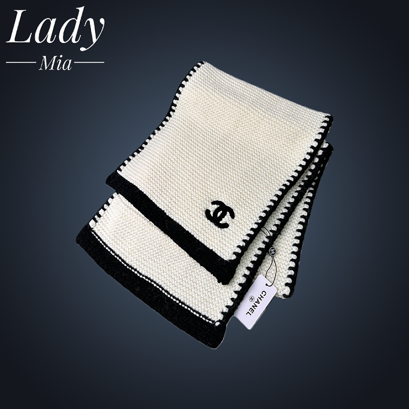 Small C-trimmed Knitted Long Scarf