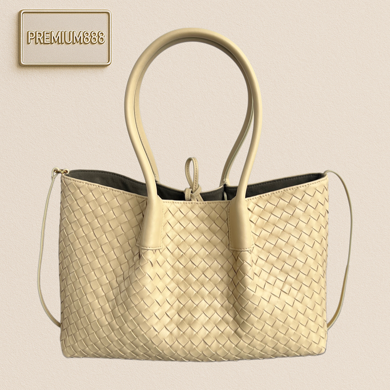 The New Spring Model Of The Pinacoteca Tote Bag In Size From BV Features BV's Signature We