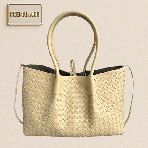 The New Spring Model Of The Pinacoteca Tote Bag In Size From BV Features BV's Signature We