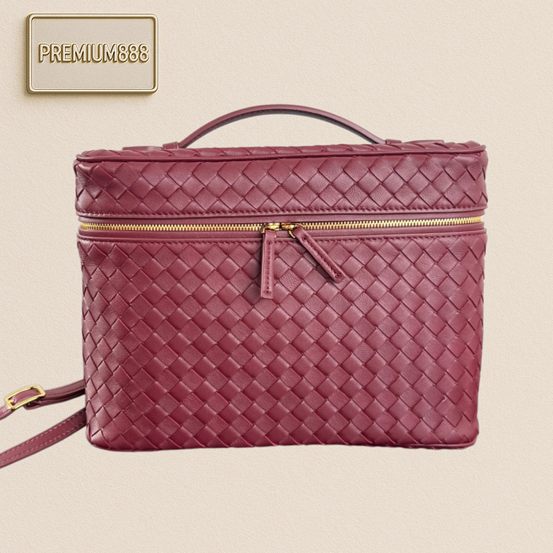 BV Soft Vanity Chain Makeup Bag Features A 0.75-inch Fine Woven Technique Of Sheepskin Lea