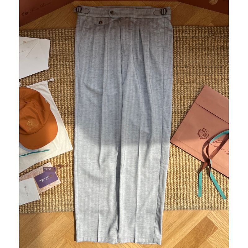 The Fabric Texture Is Superb. We Select A High-density Wool Blend Fabric With An Air Layer