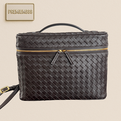 BV Soft Vanity Chain Makeup Bag Features A 0.75-inch Fine Woven Technique Of Sheepskin Lea
