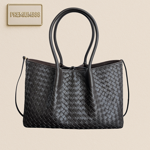 The New Spring Model Of The Pinacoteca Medium-sized Tote Bag From BV Featuring BV's Signat