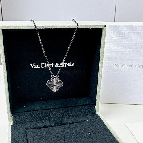 VC A Four-Leaf Clover Lucky Necklace