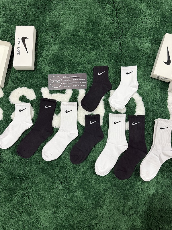 9.9Y Nike Sock Black And White