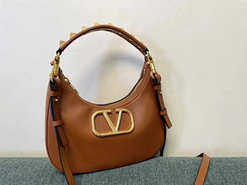 Valentino Studsign Hobo