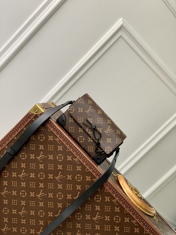 Louis Vuitton crossbody bag