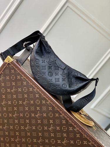 Louis Vuitton crossbody bag