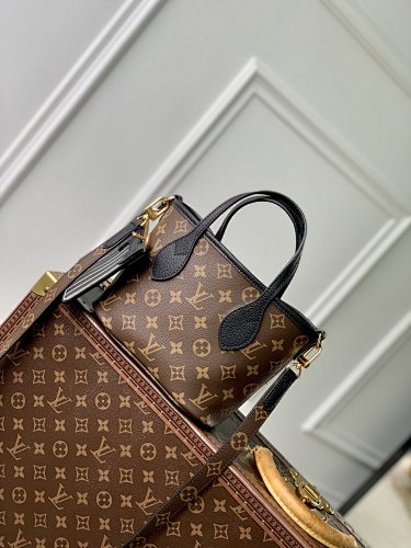 Louis Vuitton crossbody bag