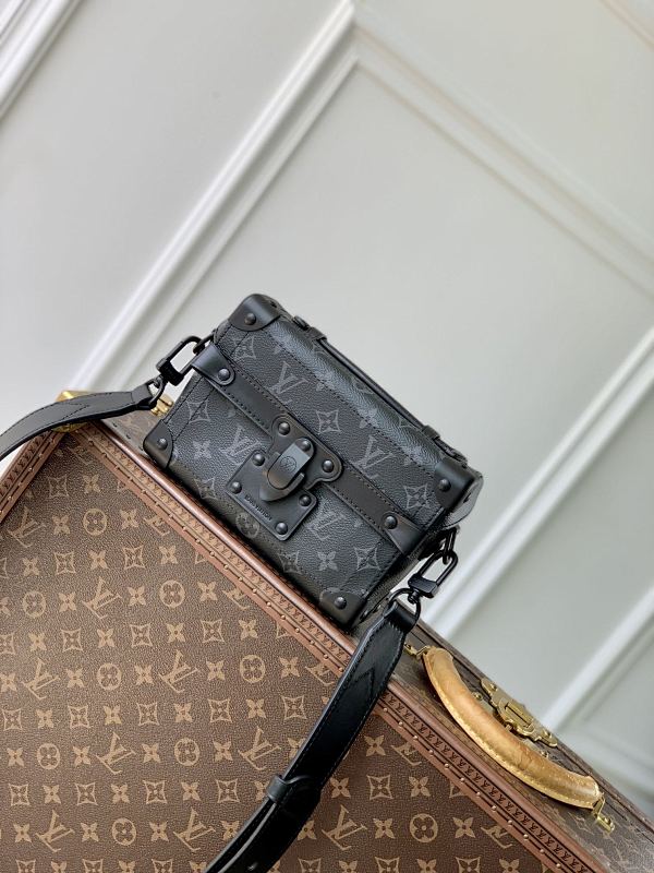 Louis Vuitton crossbody bag