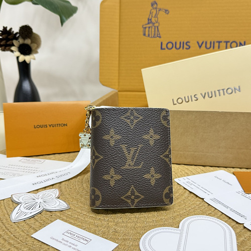 Card holder from Scarlettluxury