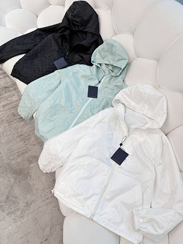 Agent QC Navy Looks Black Camera Cant Shows Correct Color. We Confrim Colore Same As Authe